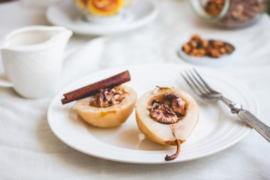 Ceviz, bal, tarçın, sağlıklı d ile baharatlı pişmiş armut