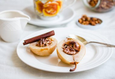 Ceviz, bal, tarçın, sağlıklı d ile baharatlı pişmiş armut