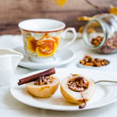 Ceviz, bal, tarçın, sağlıklı d ile baharatlı pişmiş armut