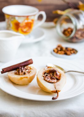 Ceviz, bal, tarçın, sağlıklı d ile baharatlı pişmiş armut