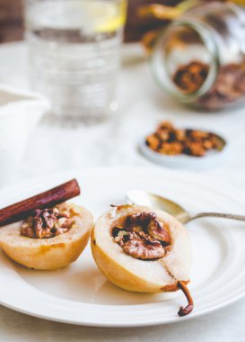 Ceviz, bal, tarçın, sağlıklı d ile baharatlı pişmiş armut