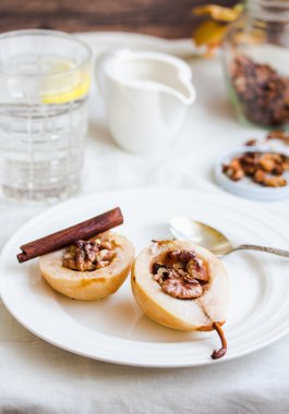 Ceviz, bal, tarçın, sağlıklı d ile baharatlı pişmiş armut