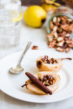 Ceviz, bal, tarçın, sağlıklı d ile baharatlı pişmiş armut