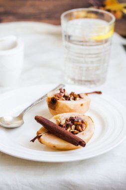 Ceviz, bal, tarçın, sağlıklı d ile baharatlı pişmiş armut