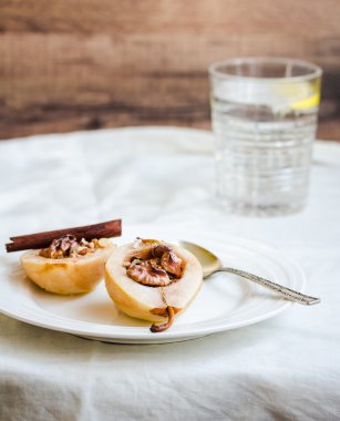 Ceviz, bal, tarçın, sağlıklı d ile baharatlı pişmiş armut