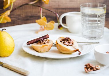 Ceviz, bal, tarçın, sağlıklı d ile baharatlı pişmiş armut