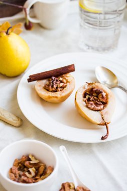 Ceviz, bal, sağlıklı tatlı, seçici ile baharatlı pişmiş armut