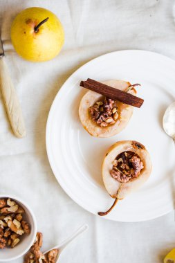 Ceviz, bal, tarçın, sağlıklı d ile baharatlı pişmiş armut