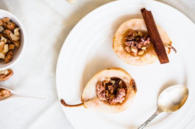 baharatlı pişmiş armut ceviz, bal, sağlıklı tatlı, üstten görünüm