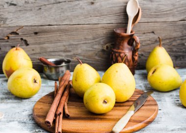 Ahşap bir masa, tarçın, Natürmort üzerinde taze sarı armut