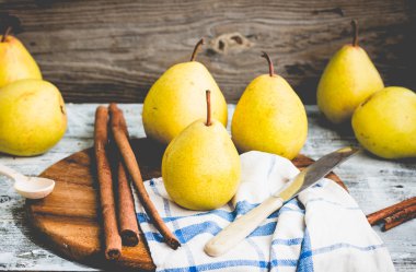 Renklendirme taze sarı armut, ahşap masa, tarçın sopa üzerinde