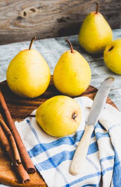 Ahşap bir masa, tarçın, Natürmort üzerinde taze sarı armut
