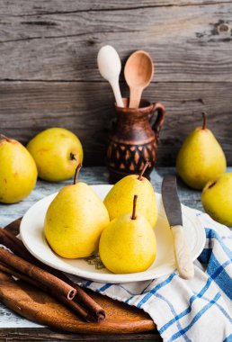 Ahşap bir masa, tarçın, Natürmort üzerinde taze sarı armut