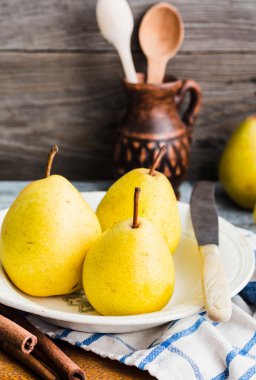 Ahşap bir masa, tarçın, Natürmort üzerinde taze sarı armut
