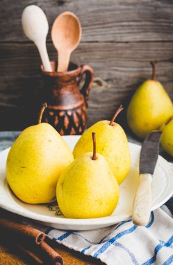Renklendirme taze sarı armut, ahşap masa, tarçın sopa üzerinde