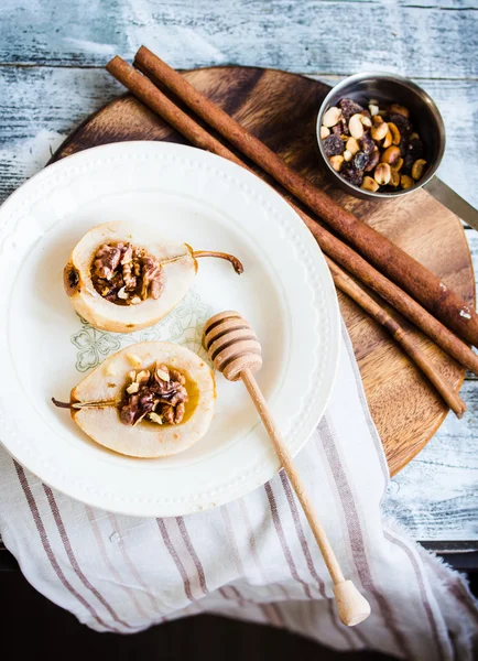 Spicy baked pear with walnuts, honey, healthy dessert, top view — Stock Photo, Image