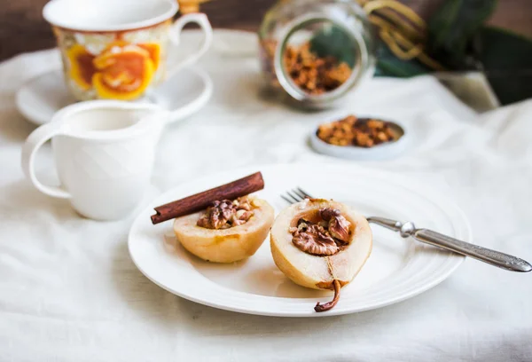 Пряная запечённая груша с грецкими орехами, медом, коричными палочками, здоровый d — стоковое фото
