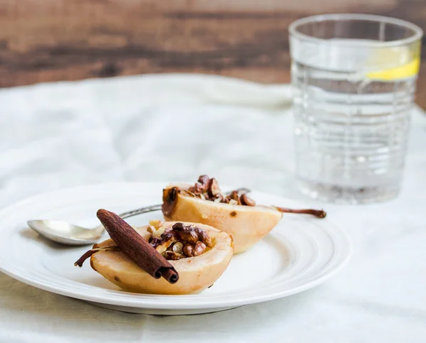 Pera al horno picante con nueces, miel, palitos de canela, d saludable — Foto de Stock