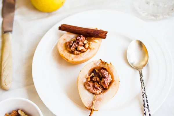 Pikantní pečené hrušky s ořechy, med, zdravý dezert, pohled shora — Stock fotografie