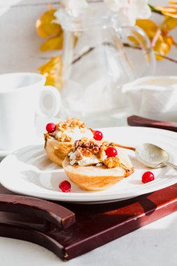 Ricotta, ceviz, bal ve cranberries ile pişmiş armut