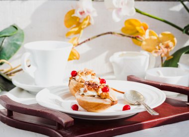 Ricotta, ceviz, bal ve cranberries ile pişmiş armut