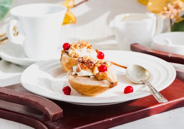 Ricotta, ceviz, bal ve cranberries ile pişmiş armut