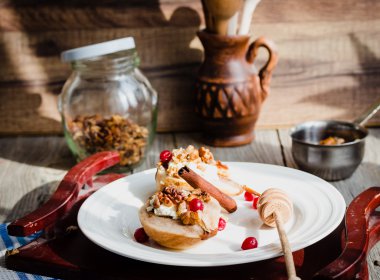 Ricotta, ceviz, bal ve cranberries ile pişmiş armut