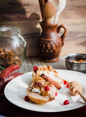 Ricotta, ceviz, bal ve cranberries ile pişmiş armut