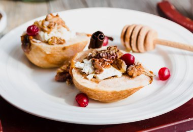 Ricotta, ceviz, bal ve cranberries ile pişmiş armut