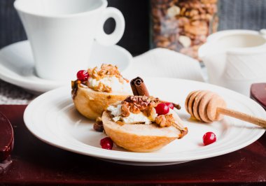Ricotta, ceviz, bal ve cranberries ile pişmiş armut