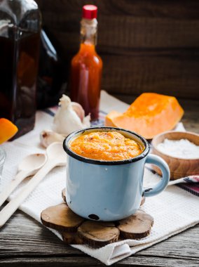 Mavi bir kupa, rustik arka plan sonbahar balkabağı çorbası