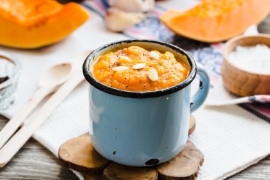 Mavi bir kupa, rustik arka plan sonbahar balkabağı çorbası