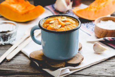 Mavi bir kupa, rustik arka plan sonbahar balkabağı çorbası