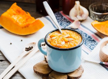 Mavi kupa, rustik arka plan, seçici f sonbahar balkabağı çorbası