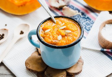 Mavi bir kupa, rustik arka plan sonbahar balkabağı çorbası