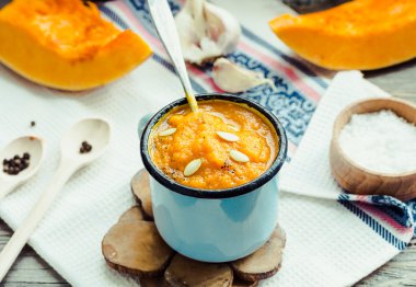 Mavi bir kupa, rustik arka plan sonbahar balkabağı çorbası