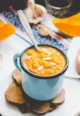 Mavi kupa, rustik arka plan, seçici f sonbahar balkabağı çorbası