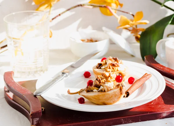 Poires cuites au four avec ricotta, noix, miel et canneberges — Photo