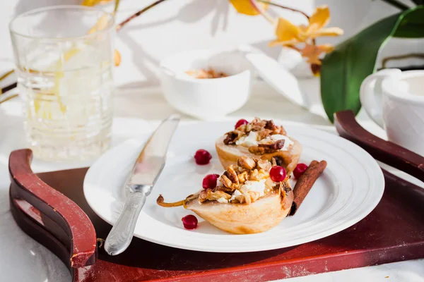 Baked pears with ricotta, walnuts, honey and cranberries,horizon — Stock Photo, Image