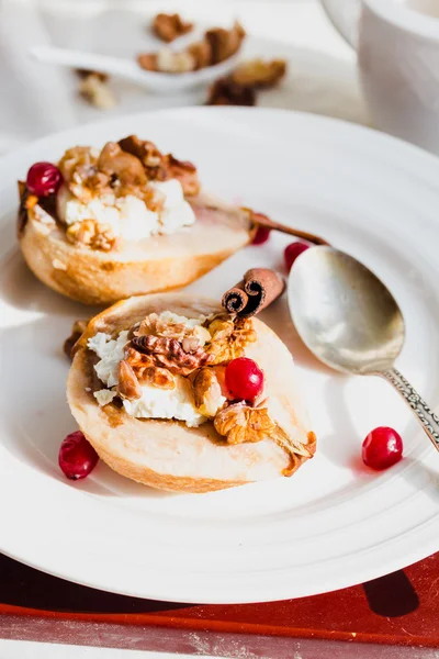 Baked pears with ricotta, walnuts, honey and cranberries — Stock Photo, Image