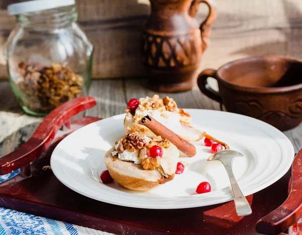 Baked pears with ricotta, walnuts, honey and cranberries — Stock Photo, Image