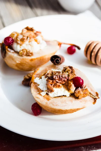 Baked pears with ricotta, walnuts, honey and cranberries,selecti — Stock Photo, Image