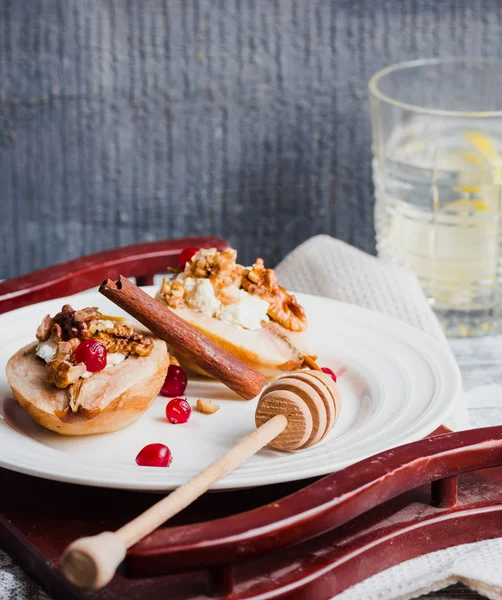 Gebakken peren met ricotta, walnoten, honing en veenbessen — Stockfoto