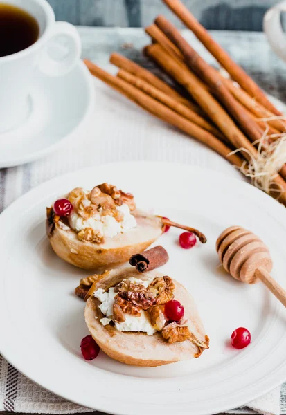 Poires cuites au four avec ricotta, noix, miel et canneberges, selecti — Photo