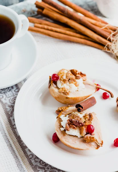 Baked pears with ricotta, walnuts, honey and cranberries — Stock Photo, Image