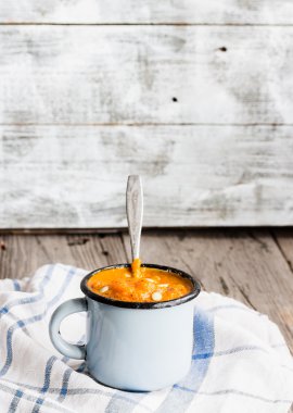 Mavi bir kupa, rustik arka plan sonbahar balkabağı çorbası