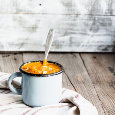 Mavi bir kupa, rustik arka plan sonbahar balkabağı çorbası