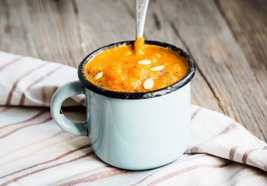 Mavi bir kupa, rustik arka plan sonbahar balkabağı çorbası