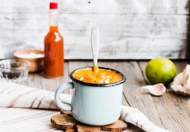 Mavi bir kupa, rustik arka plan sonbahar balkabağı çorbası