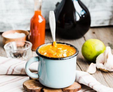 Mavi bir kupa, rustik arka plan sonbahar balkabağı çorbası